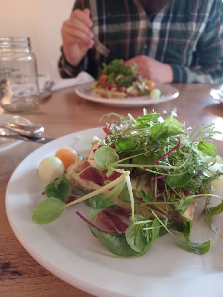 Gaufre aux fines herbes et citron, prociutto, fromage frais de la  Vache à Maillotte, verdure et melon.